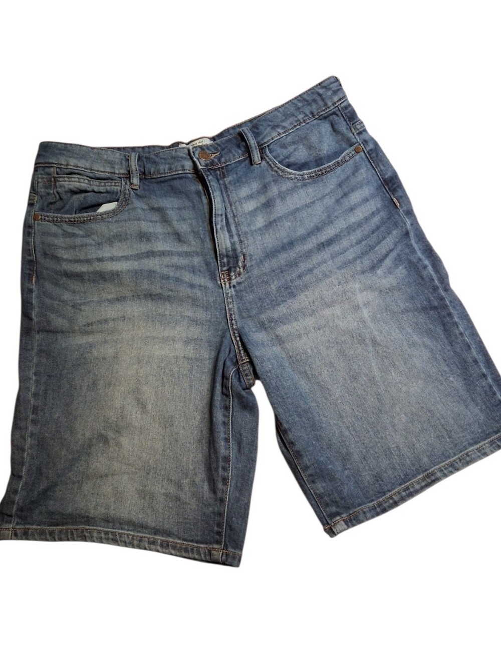 Wrangler Medium Wash Denim Mid-Length Shorts Size 12/31